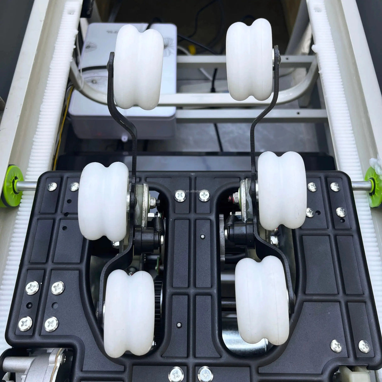 View of the automatic massage rollers on the SSW XL780 Japanese Head Spa Massage Bed