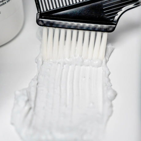 The detailed image shows LUMINAE Blue Moon Developer mixed with LUMINAE lightener. 