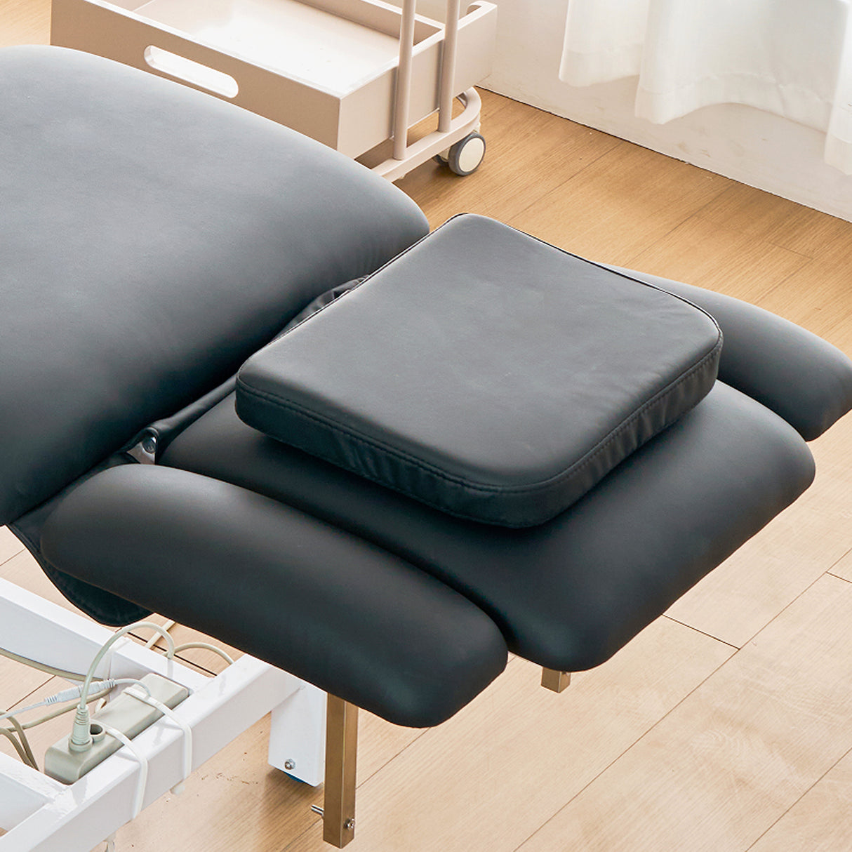 SSW 812 Electric Treatment Table
